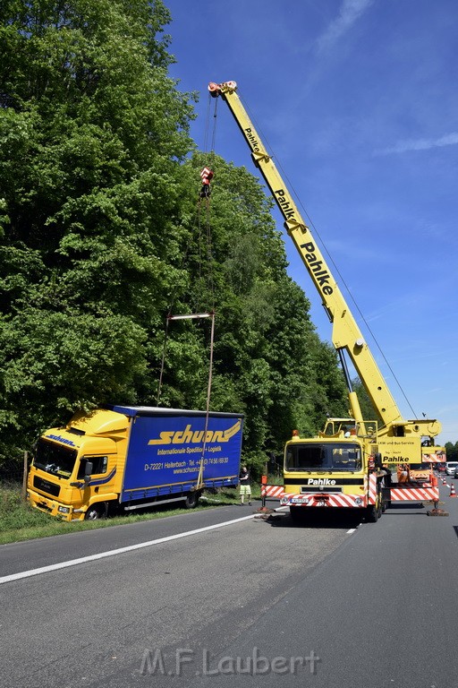 LKW in Boeschung A 3 Rich Frankfurt Hoehe Roesrath Lohmar P161.JPG - Miklos Laubert